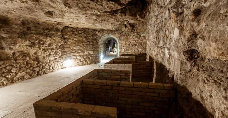 Budapest: The WWII Siege of Buda Castle & Bomb Shelter Tour - Úri Street: a quick above-ground setup for what’s coming next