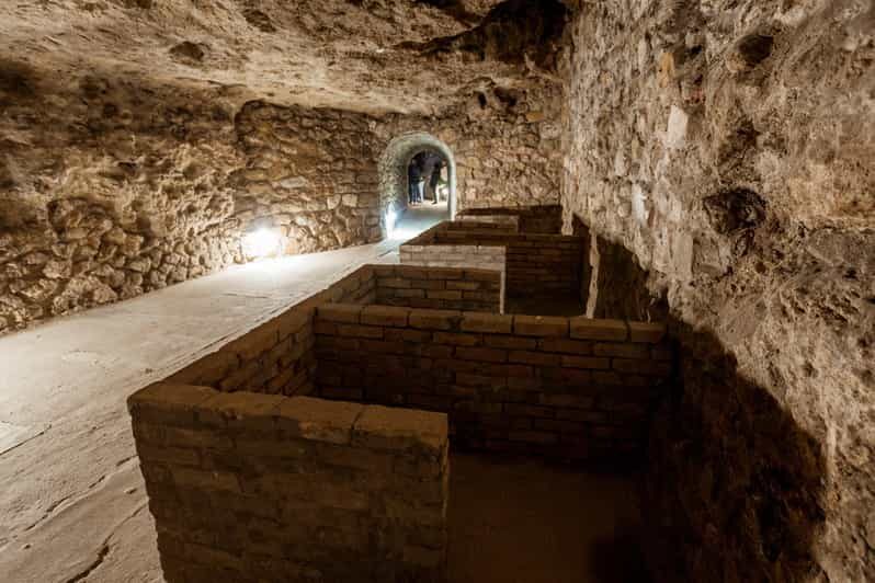 Budapest: The WWII Siege of Buda Castle & Bomb Shelter Tour - Down into Vár-barlangi séták (Buda Castle Cave)