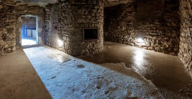Budapest: The WWII Siege of Buda Castle & Bomb Shelter Tour - Entering Castle Hill at Dísz Square: where the tour begins