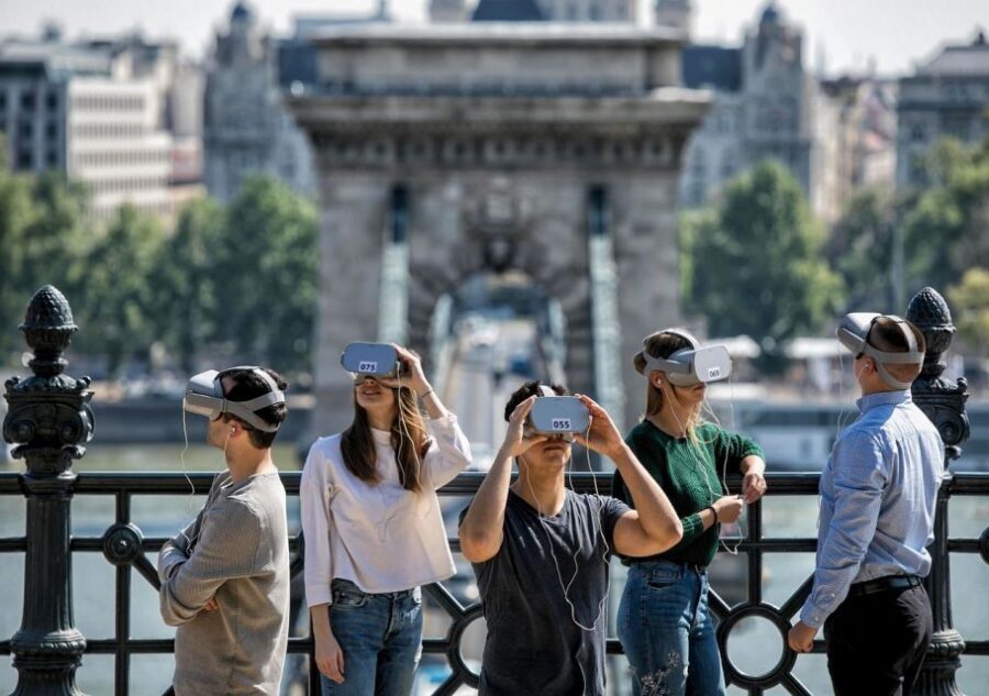 Budapest: Virtual Reality Tour in 8 Languages - What It Feels Like in Real Life: VR Gear, Walking, and Timing