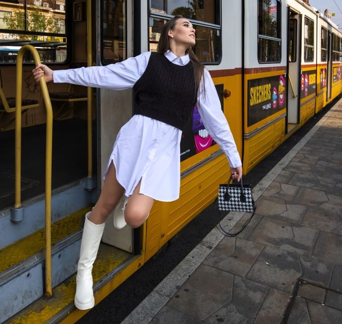 Budapest: Walking Tour and Photoshoot with Digital Photos - Walking pace, what to bring, and the simple transit plan