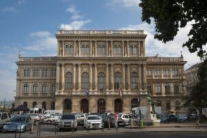 Budapest Walking Tour with a Professional Local Guide - Pest and Buda: Why One Tour Is the Practical Choice
