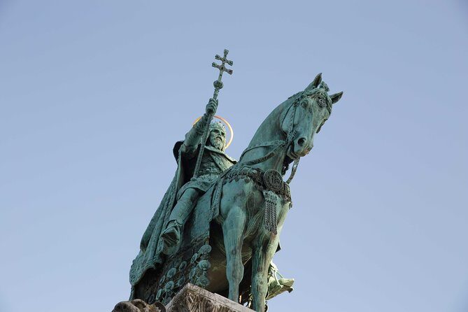 Castle District tour with Matthias Church Ticket & Cake & Coffee - Sándor Palace: power in plain sight (but you keep it quick)