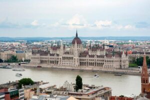Classic Walk in Budapest - St. Stephen’s Square: The Perfect Opening “Orientation Wall”