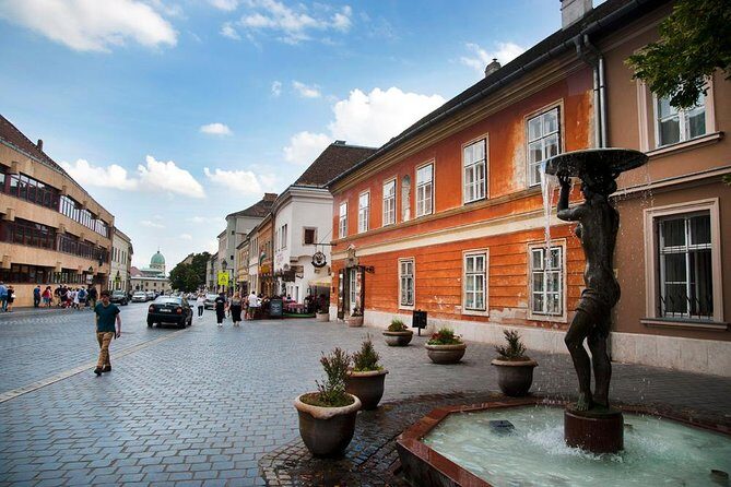 Classic Walk in Budapest - Fountain of King Matthias and Sándor Palace: Short Stops, Real Atmosphere