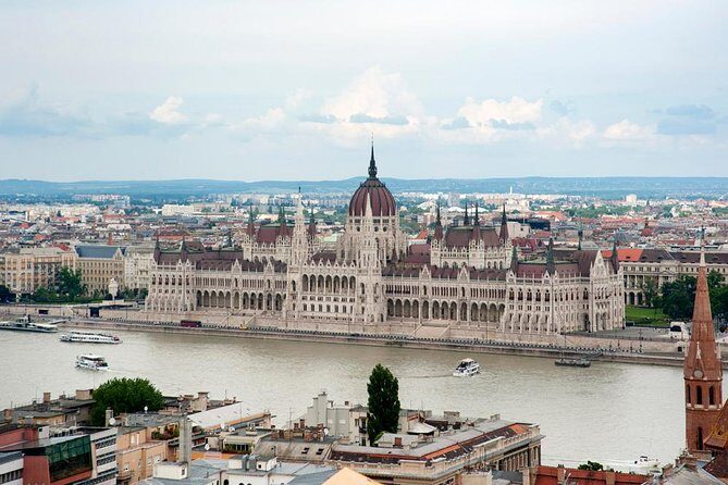 Classic Walk in Budapest - St. Stephen’s Square: The Perfect Opening “Orientation Wall”