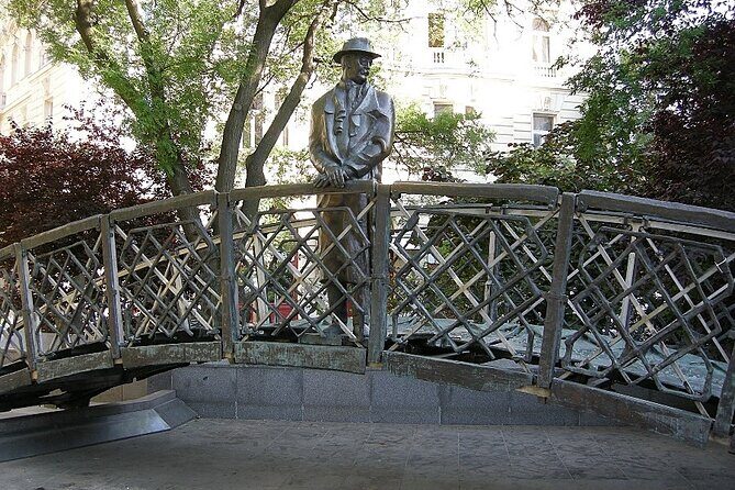 Communism in Budapest: Private Tour with House of Terror Museum - Kossuth Lajos Square and Parliament’s exterior: big architecture, short stop