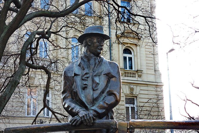 Communism in Hungary with a Historian - Szabadság tér: memorials, statues, embassies, and a bunker glimpse