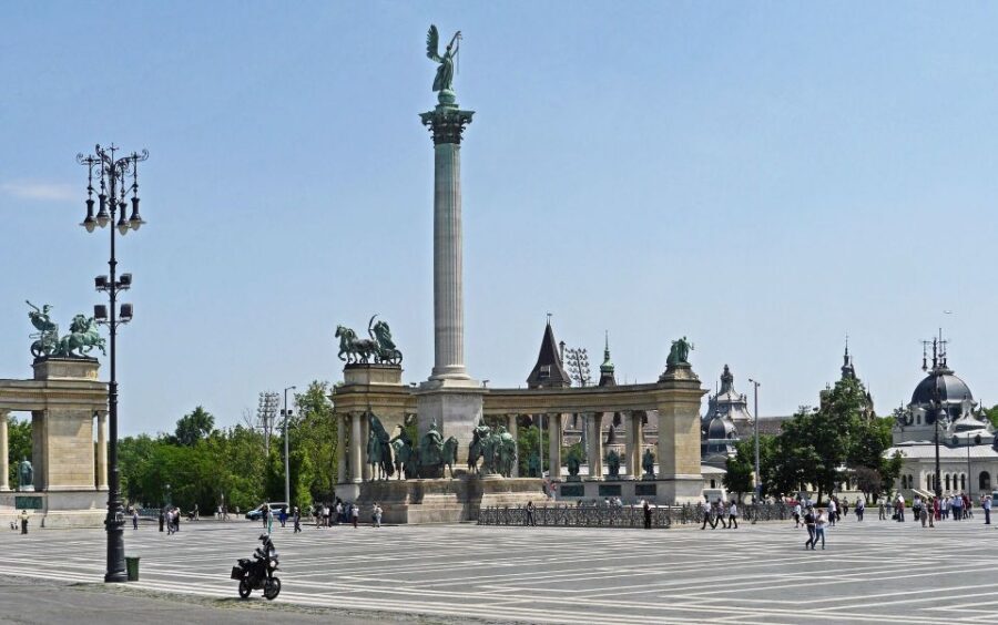 Downtown Pest Walking Tour - Heroes Square: the 1896 millennium moment