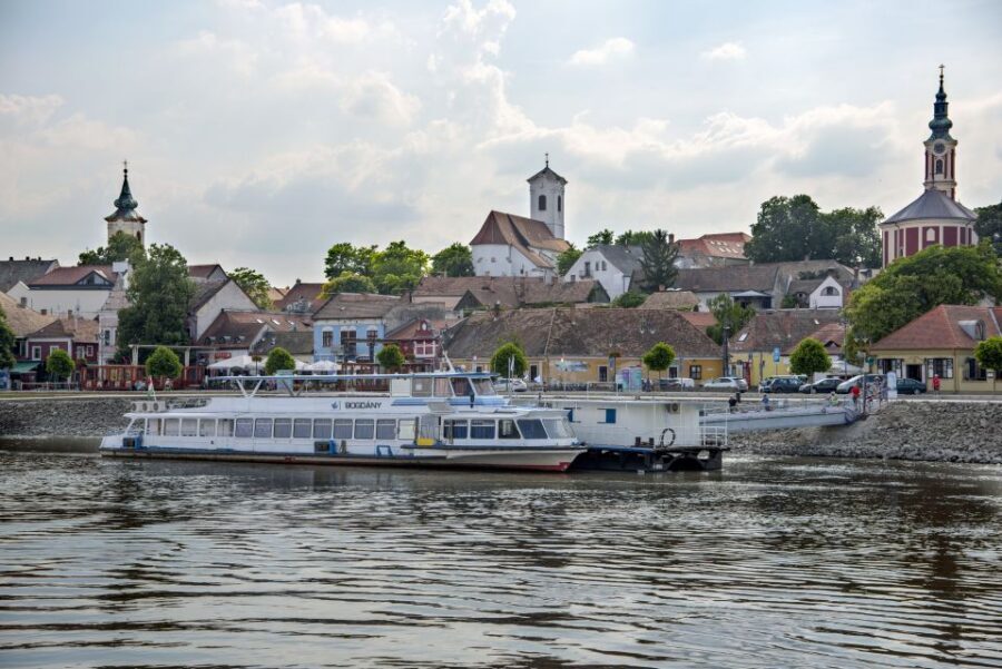 From Budapest: Danube Bend Day Trip in English - English vs. Spanish narration: getting the most from the guide