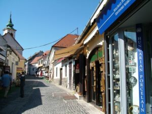 From Budapest: Szentendre Half-Day Tour - Getting there on a 45-minute bus ride: simple, but watch the clock