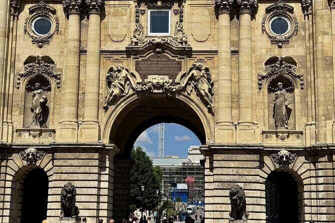 Gems of the Budapest Castle District Walking Tour - Start at Holy Trinity Statue: Getting Oriented Before You Walk Up