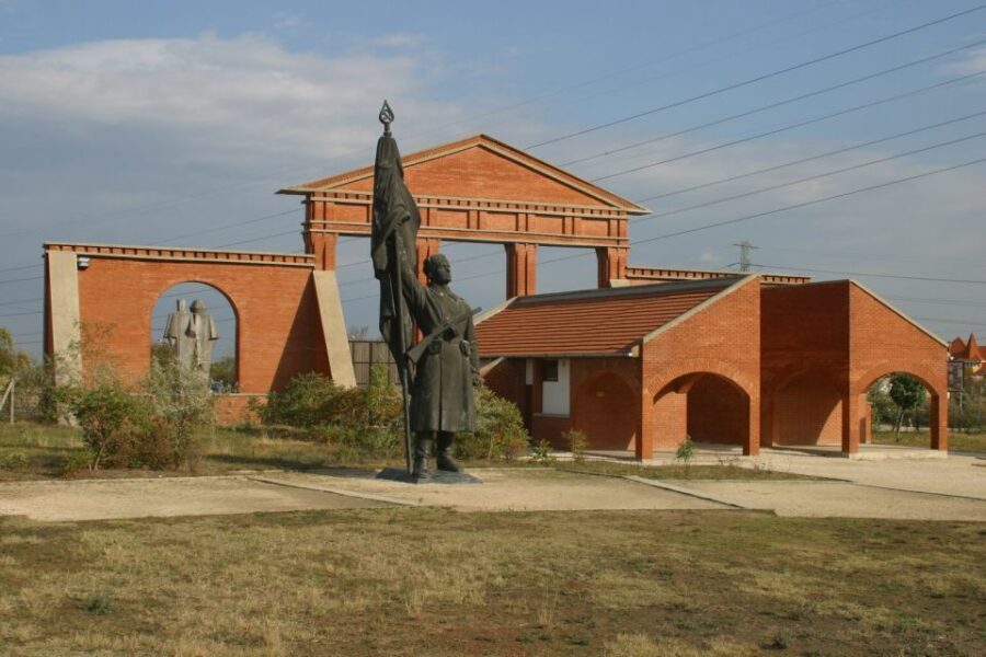 Memento Park: Official Guided Tour with Entry Ticket - Meeting your English guide at the cash desk (and getting organized fast)