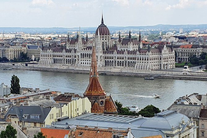 Private city tour by van - The guide experience: what good guidance looks like