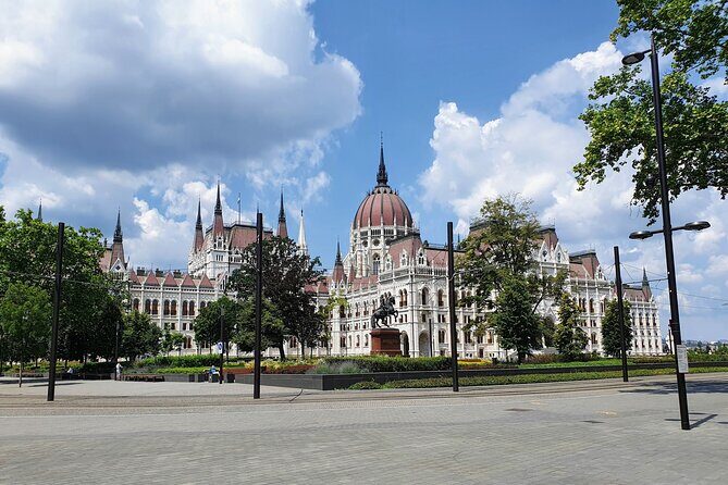 Private city tour by van - Should you book this Budapest highlights van tour?