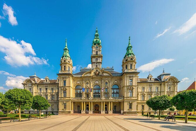 Private Tour from Budapest to Prague Sightseeing - Stop 1: Győr Old Town walk for Baroque streets and the Town Hall from 1900