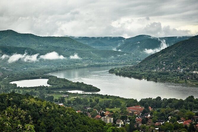 Scenic Danube River bend hills & the Art Town: Private Car Tour - Classic Car Details and Comfort: Plan for Heat and Rain