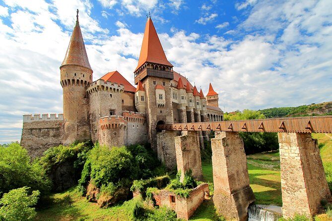 Transylvania Tour from Budapest to Bucharest: 4 days - Entering Romania Through Arad: A One-Way Route That Cuts Stress
