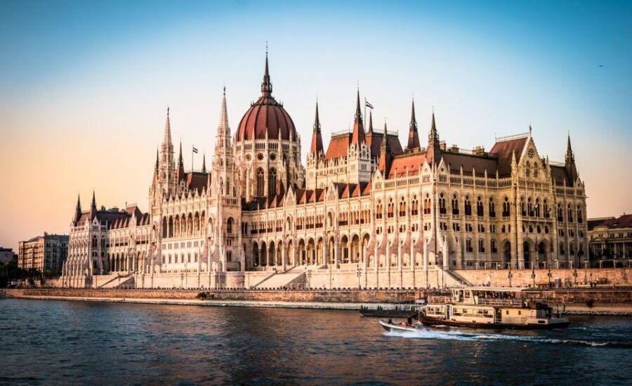 Vienna: Budapest Day Trip - First stop energy: Budapest’s landmark route
