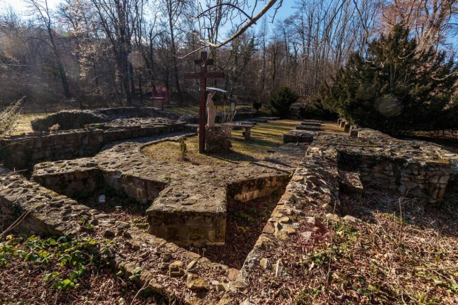 Walk to recent and aged spiritual sanctuaries near Budapest - A 5-hour spiritual walk just outside Budapest