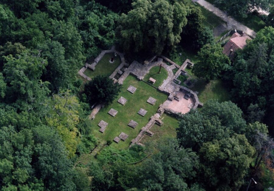 Walk to recent and aged spiritual sanctuaries near Budapest - The optional Kaán Károly viewpoint: forests plus Budapest