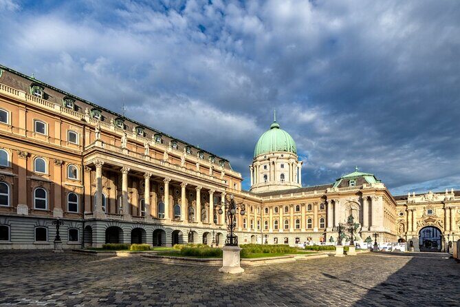Walking tour in the Buda Castle incl. Fisherman's Bastion - Uri Street: the Castle District’s shift from homes to royalty