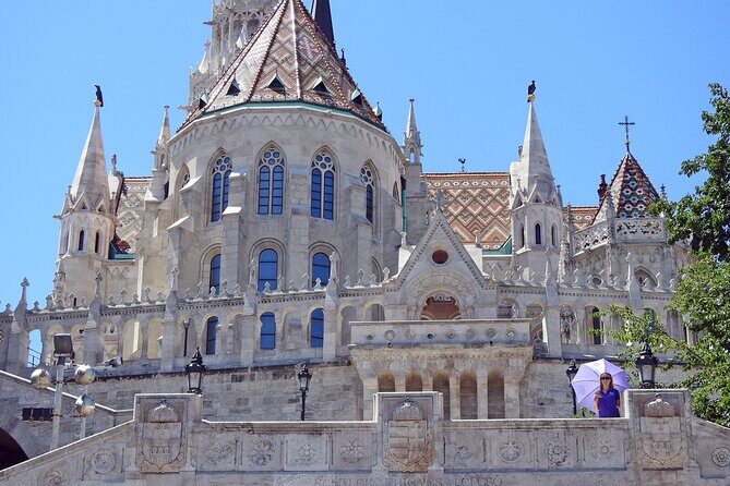 Walking tour in the Buda Castle incl. Fisherman's Bastion - Karmelita Kolostor: Prime Minister offices and the White House comparison